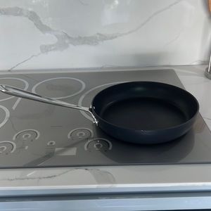 All Clad 10” pan. New! Never been used. Got it at Home Goods.